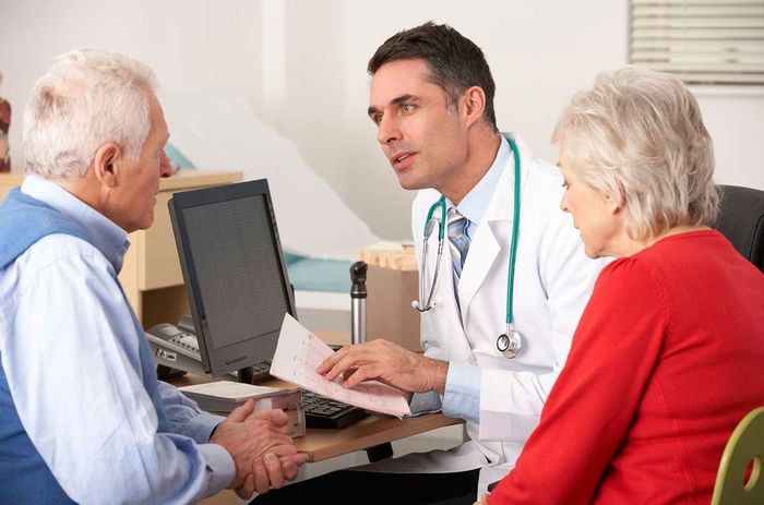 врач делает заключение о циррозе