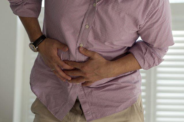 сильные боли в животе