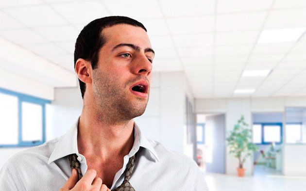 Мужчина потеет с похмелья