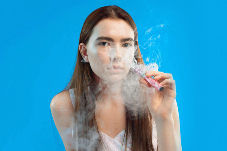 Podrostok kurit elektronnuyu sigaretu