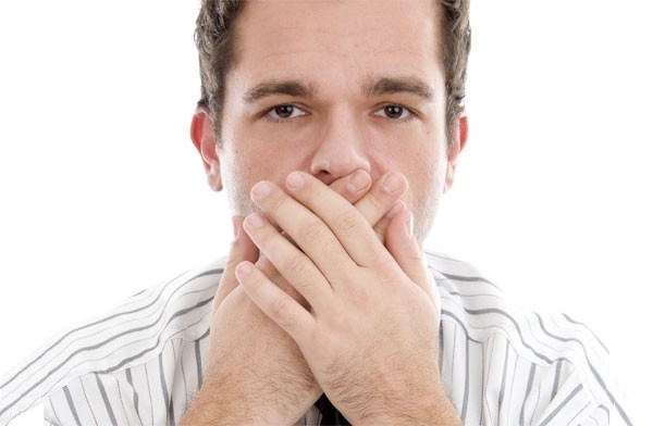 Пьяный мужчина икает