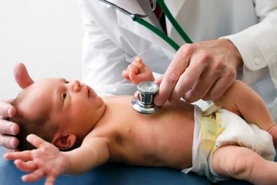 тщательный осмотр новорожденного