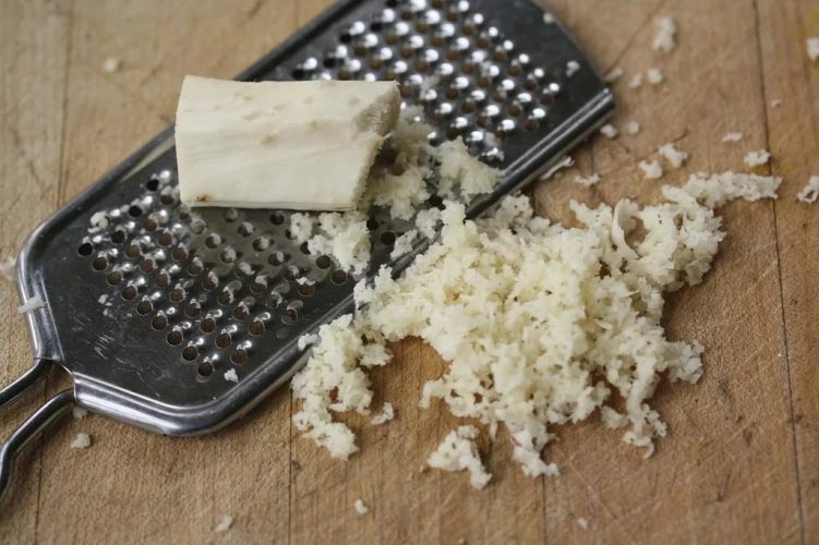 Корень хрена на терке