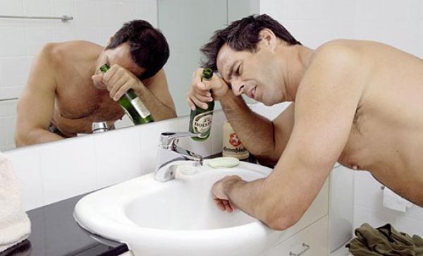 У мужчины похмелье