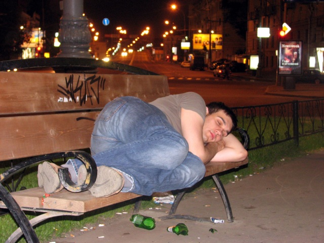 Пьяный спит