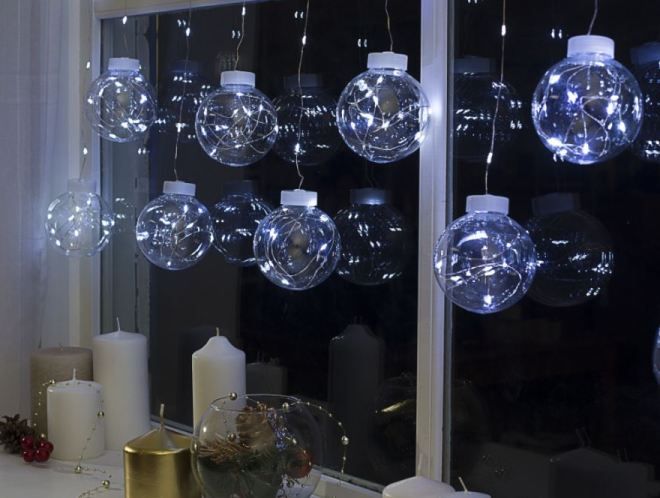 иллюминация с крупными прозрачными шариками иллюминация с крупными прозрачными шариками