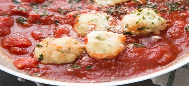 жареные пельмени в томатном соусе жареные пельмени в томатном соусе