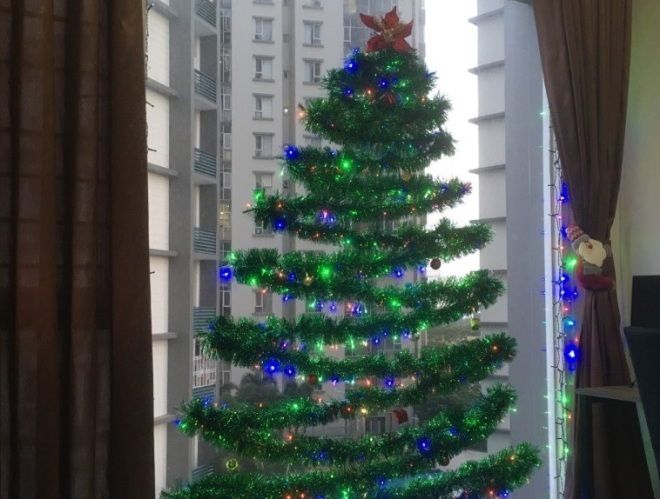 елочка из гирлянд на окно елочка из гирлянд на окно