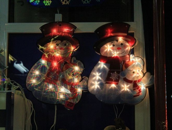 снеговик из гирлянды на окне снеговик из гирлянды на окне