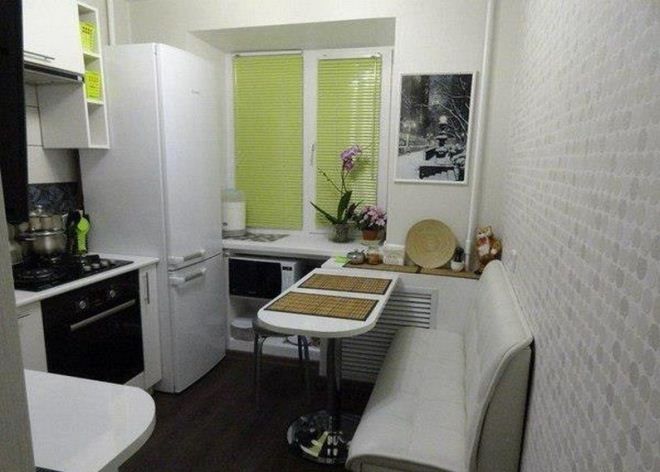 микроволновка на маленькой кухне под подоконником микроволновка на маленькой кухне под подоконником