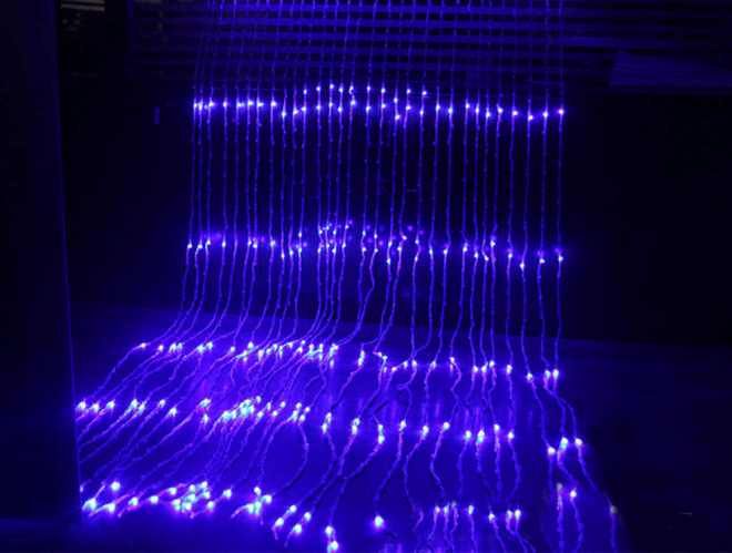 струи света от гирлянды водопада струи света от гирлянды водопада