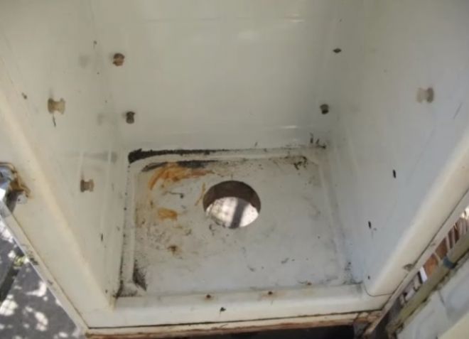 вырезать дырку в дне корпуса вырезать дырку в дне корпуса