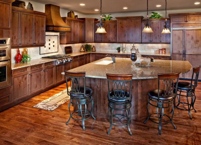 кухня с коричневым полом кухня с коричневым полом