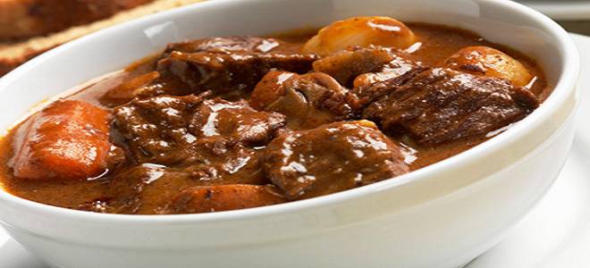 Гуляш из говядины с картошкой