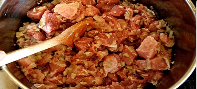 Гуляш из говядины в мультиварке