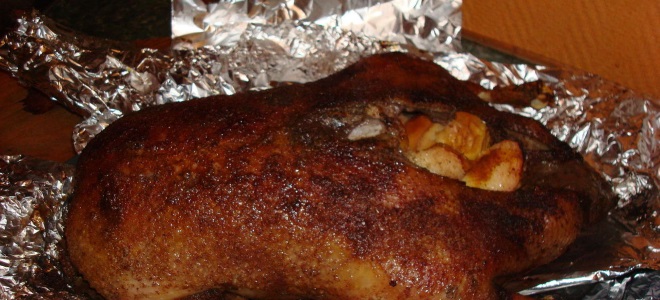 гусь с яблоками в фольге