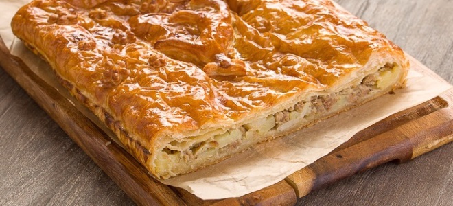 пирог из слоеного теста с курицей