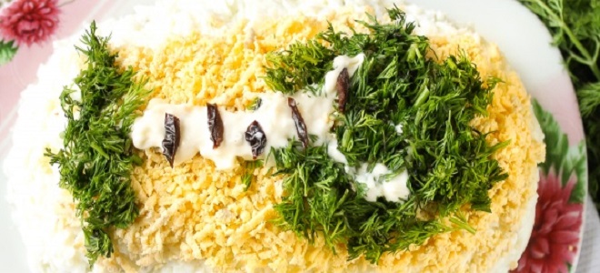 Салат березка с куриным филе и черносливом