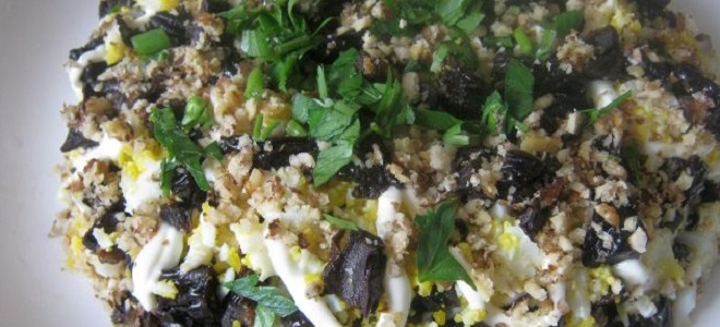 Салат дамский каприз с курицей и черносливом