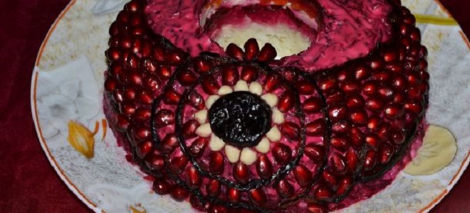 салат гранатовый браслет с черносливом